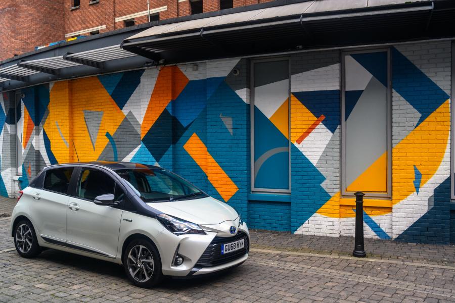  Toyota Yaris Hybrid Y20 2019 года  (UK) (фото 2 из 38)